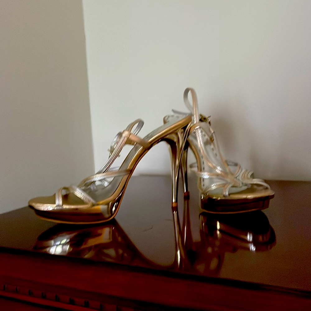 Offered is a pair stilettos by designer Gianni Bini, size 9.5. Leather